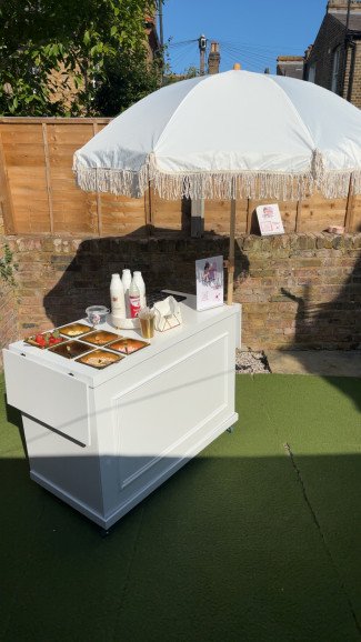 Introducing our new luxury pancake cart 🤍✨ Fresh mini pancakes made to order with your favourite toppings — perfect for birthdays, weddings, baby showers, corporate events.