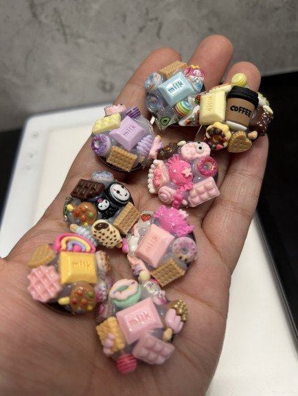 Resin fridge magnets. Children have the option to customised and make their own fridge magnets too. You can specify when booking your event what type of products you would like the kids to make.