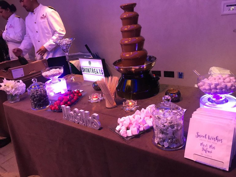 Our chocolate fountain comes with milk, white or dark chocolate. You can pick from the following dips below:
Strawberries 
Banana 
Marshmallow 
Grapes
Biscuit 
Apple
Pineapple