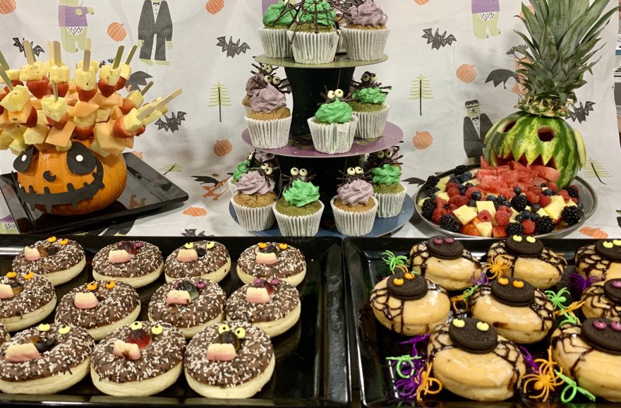 Halloween treats ( no tricks ) Delicious themed cupcakes and fruit platters to die for 😈🤡☠️🎃