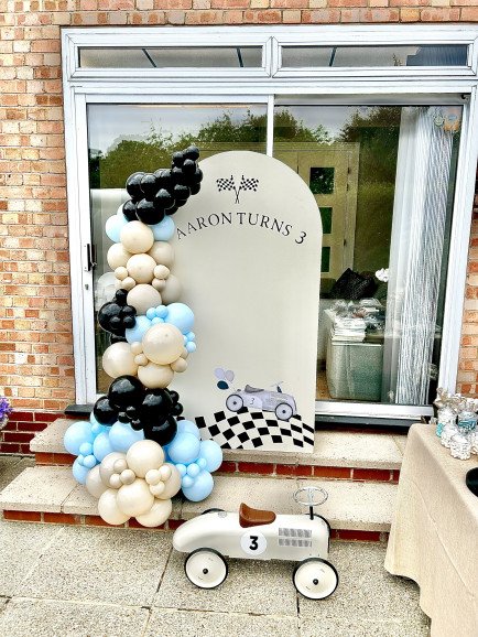 A single sailboard balloon display