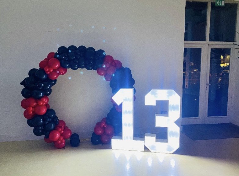 LED with Balloon arch