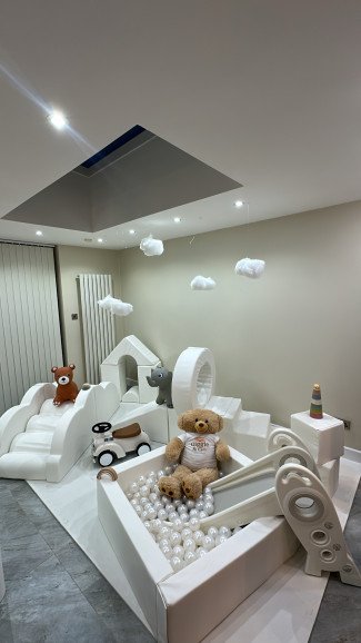GIGGLE GALORE 

This package is perfect for larger spaces and big celebrations where you want the full experience! Our biggest set-up, designed for maximum fun and endless giggles.