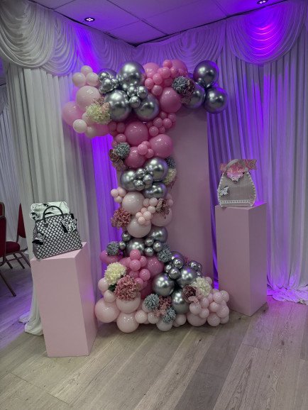 Balloon display being big and bold