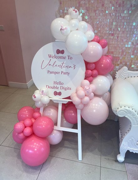 Welcome easel with balloons