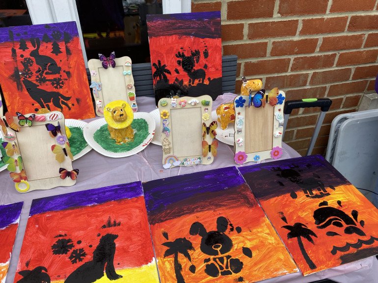 Animal themed art party. Creating sunset canvases, painting animals money boxes and decorating wooden photo frames.