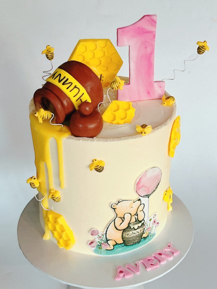 6” Winnie The Pooh cake with 25 servings