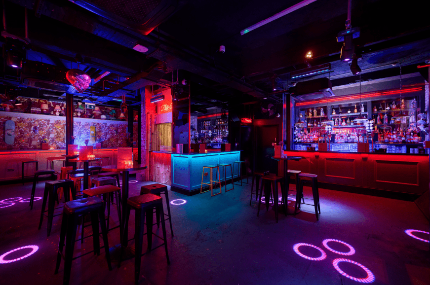 Simmons Bar Monument is a vibrant, quirky space ideal for kids’ parties with fun décor, plenty of seating, and a playful atmosphere in central London.
