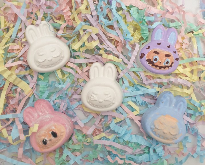 Who gave Labubu the paintbrush?! 🐰
These blank bunny's are begging for some colour magic. Grab your paints and bring your own version of Labubu to life cute, silly, or spooky, it’s totally up to you!
