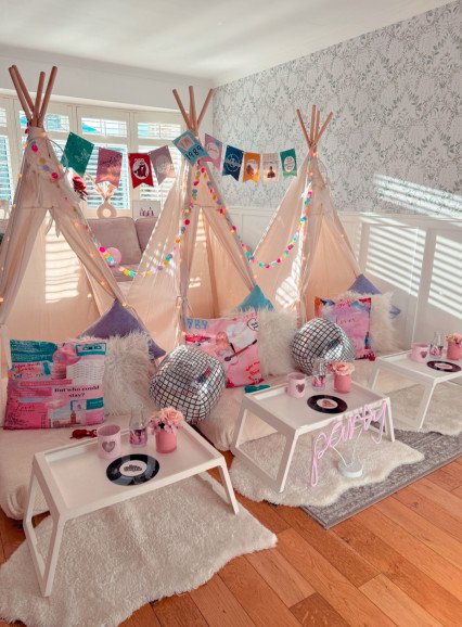 Themes available:
Boho, Le chic, Taylor Swift, Cherrys & Bows, Tropical, Panda, Football, Gaming, Christmas