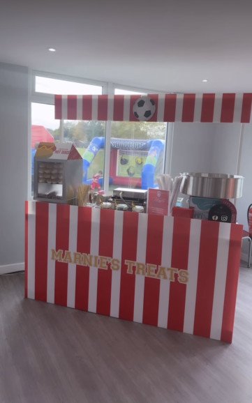 •	Waffle station 🧇
	•	Mini pancakes 🥞
	•	Popcorn machine 🍿
	•	Candy floss machine 🍬
	•	Slushie machine 🧊
	•	Sweet cart 🍭
	•	Chocolate fountain 🍫
	•	Hot dog stand 🌭
	•	Burger station 🍔