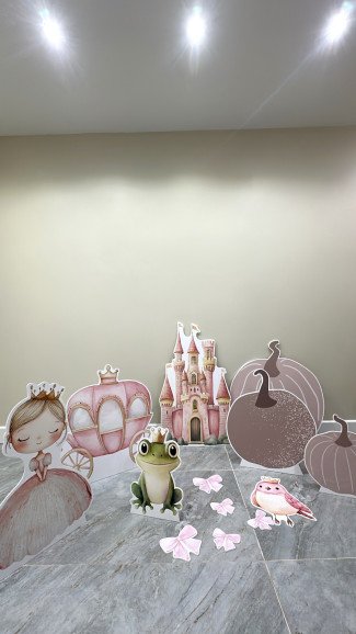 LITTLE KINGDOM 🏰

Themes can be added to any package (all themes and INFO are in our highlights). Our themes consist of waterproof & durable foamex boards. We offer vinyl stickers for personalisation on the soft play and backdrop board if requested.